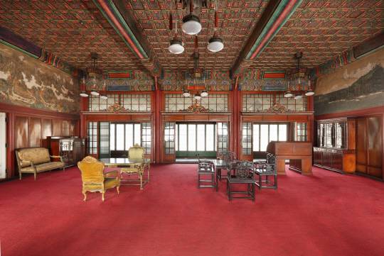 보물 제815호로 지정된 창덕궁 희정당 내부. 순종의 접견실로 동서 양쪽 벽에 해강 김규진이 그린 ‘총석정절경도’(오른쪽)와 ‘금강산만물초승경도’가 벽화형식으로 제작돼 걸렸다. 지금은 보존 수복작업으로 원본 대신 모사본이 걸려있다. /사진제공=문화재청