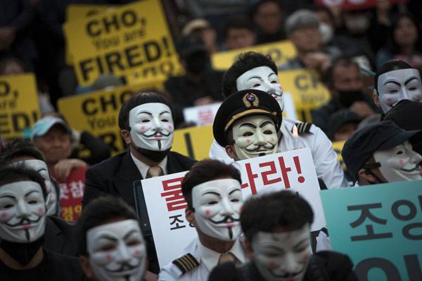 ⓒ시사IN 신선영 5월4일 대한항공 직원들이 서울 광화문 세종문화회관 앞에서 조양호 회장 일가의 퇴진을 요구하는 시위를 벌였다. 이들은 회사 측의 집회 참석자 색출을 방지하기 위해 ‘가이 포크스’ 가면을 썼다.