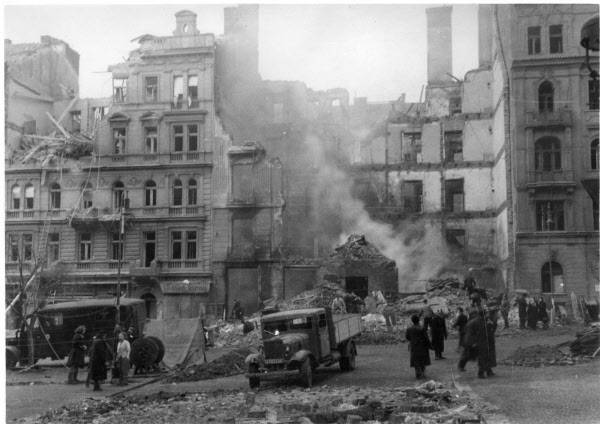 2차 세계대전 당시 미군 폭격으로 폐허가 된 프라하 시내. /praha.idnes.cz