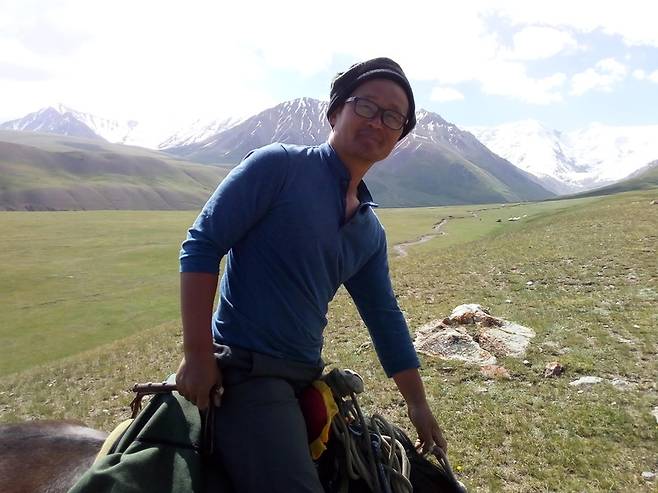 필자 공원국씨가 파미르고원의 하영지에서 애마 ‘바람’을 일으켜 세우고 있다. 공원국 제공