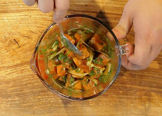 볼에 손질한 연어와 양파, 쪽파, 고수를 넣고 소스를 더해 버무린다.