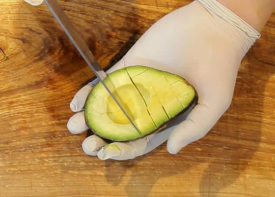 아보카도를 연어와 비슷한 크기로 손질한다.