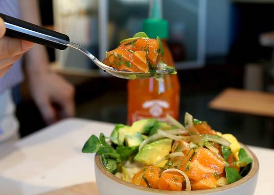 포케볼의 매력은 원하는 재료를 자유롭게 올려 먹는 다는 데 있다. 소스도 기호에 맞게 조절할 수 있다. 전유민 인턴기자