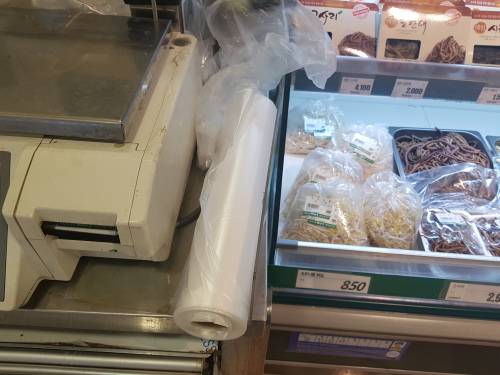 4일 서울 용산구 대형마트 채소 코너에 비치된 비닐 롤백. 안승진 기자