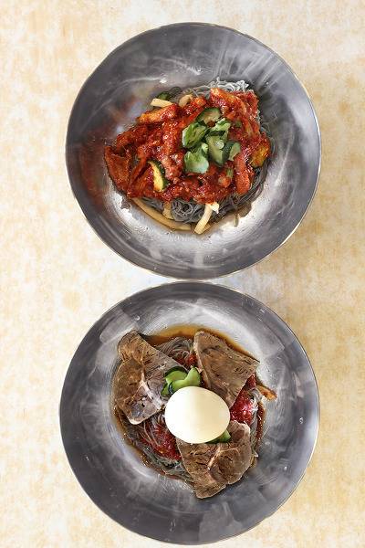 회비빔냉면(위), 고기비빔냉면