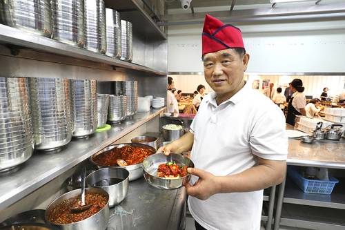 50년간 냉면을 만들어온 이병태 오장동함흥냉면 주방실장