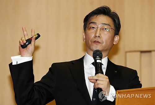 강연하는 이국종 교수 (서울=연합뉴스) 이재희 기자 = 이국종 아주대병원 중증외상센터장이 6일 오후 서울 성동구 한양대 백남음악관에서 특별강연을 하고 있다. 2018.4.6      scape@yna.co.kr