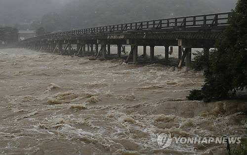 日열도 '물폭탄'에 52만명 대피령 [AFP=연합뉴스 자료사진]