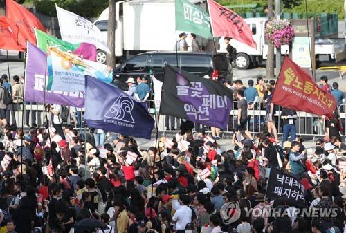 낙태죄 폐지 촉구하는 참석자들 (서울=연합뉴스) 류효림 기자 = 7일 오후 서울 광화문광장에서 열린 낙태죄 폐지 촉구 집회에서 참석자들이 구호를 외치고 있다. 2018.7.7      ryousanta@yna.co.kr