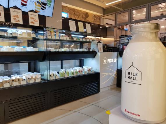 서울 종로2가에 있는 ‘밀크홀 1937’ 종로점 1층 내부 전경.(사진=강신우 기자)