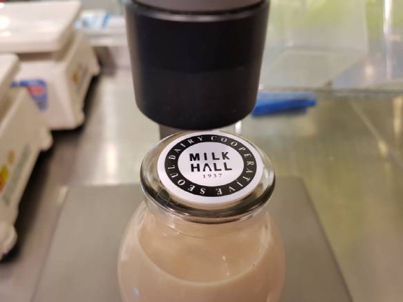 밀크홀 1937 종로점에서 지전 작업을 하고 있다.(사진= 강신우 기자)