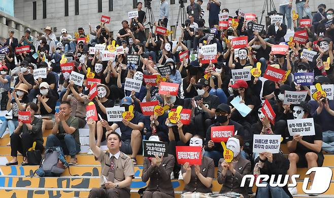 가면을 쓴 아시아나항공 직원들이 8일 저녁 서울 종로구 세종문화회관 앞 계단에서 열린 ‘아시아나항공 No Meal(노 밀) 사태 책임 경영진 규탄 문화제’에서 구호를 외치고 있다.  © News1 송원영 기자