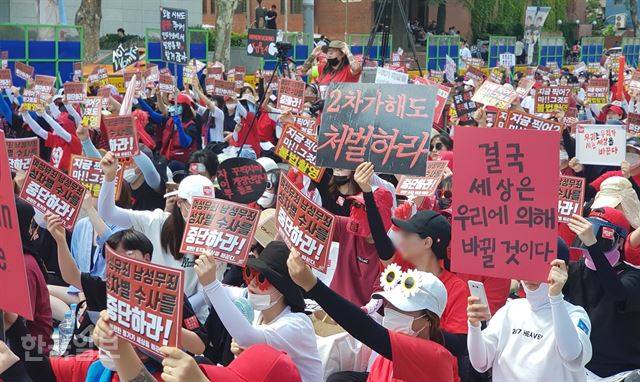 [저작권 한국일보]7일 오후, 서울 종로구 혜화역 일대에서 진행된 '불법촬영 편파수사 규탄시위'에서 참가자들이 피켓을 들어 보이고 있다. 이혜미 기자