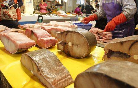 추석을 일주일 앞둔 지난해 9월 27일 오일장이 열린 경북 영천공설시장 어물전에서 제수용 돔배기를 손질하고 있다. [중앙포토]