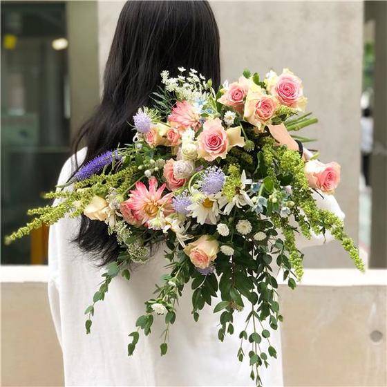 다양한 장미가 가득한 프렌치부케. [사진 류아은]