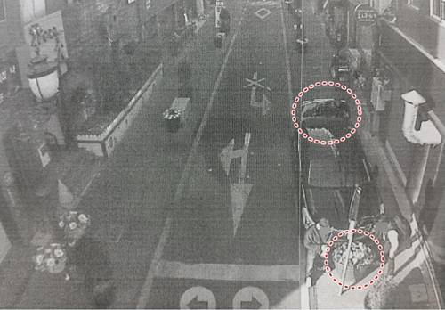 번호판 가리고 불법주차한 승용차 (울산=연합뉴스) 울산지법은 불법주차 단속을 피하려고 화분으로 차 번호판을 가린 운전자에게 벌금 100만원을 선고했다고 8일 밝혔다. 사진은 단속카메라에 촬영된 승용차. 앞 번호판은 화분으로 가려서, 뒷번호판은 트렁크를 열어서 단속을 피하려 했다. 2018.7.8 [울산지법 제공=연합뉴스]