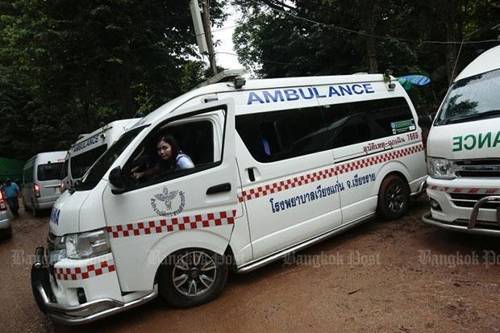"생환자 태웠나?" 구조 현장에서 출발하는 구급차[사진출처 방콕포스트 홈페이지]