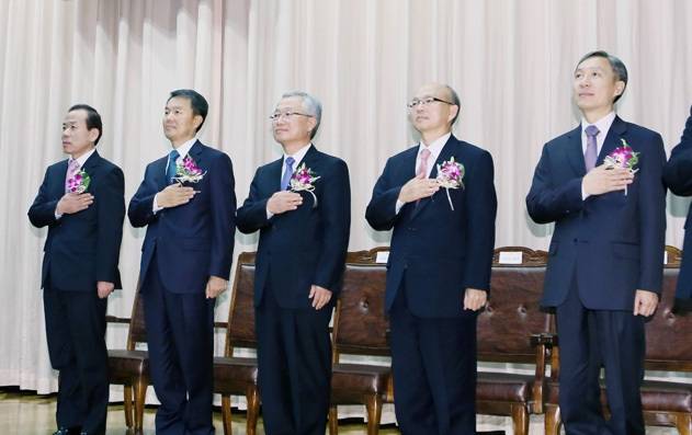 김이수, 이진성, 김창종, 안창호, 강일원 재판관(왼쪽부터)이 6년 전인 2012년 9월 열린 취임식에서 국민의례하고 있다. [사진=헌법재판소 제공]