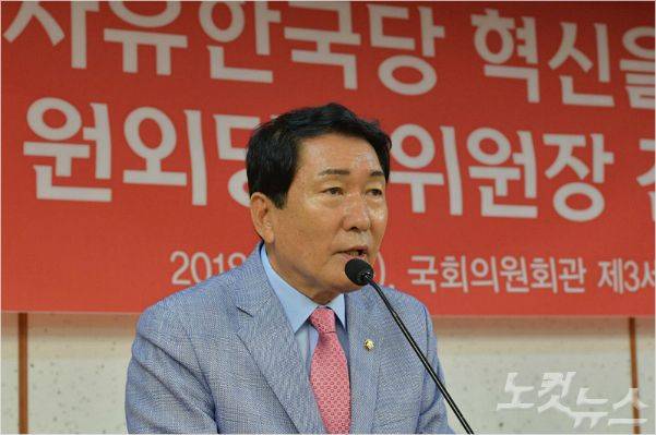 자유한국당 안상수 비상대책위원회 준비위원장이 5일 오전 국회 의원회관에서 열린 원외당협위원장 간담회에 참석해  발언을 하고 있다. 윤창원기자