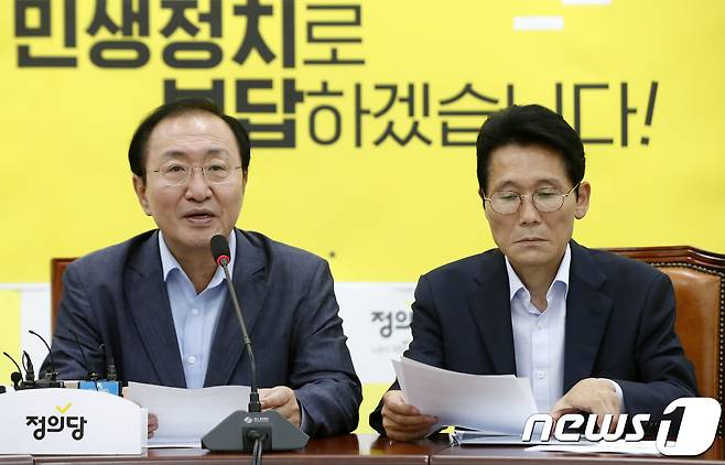 윤소하 정의당 원내수석부대표(오른쪽). 2018.7.10/뉴스1 © News1 안은나 기자