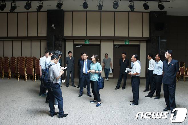8·15계기 이산가족 상봉행사를 준비하기 위해 지난달 27일 북한 금강산을 방문한 우리측 시설점검단이 이산가족면회소 연회장을 점검하고 있다. (통일부 제공) 2018.6.30/뉴스1