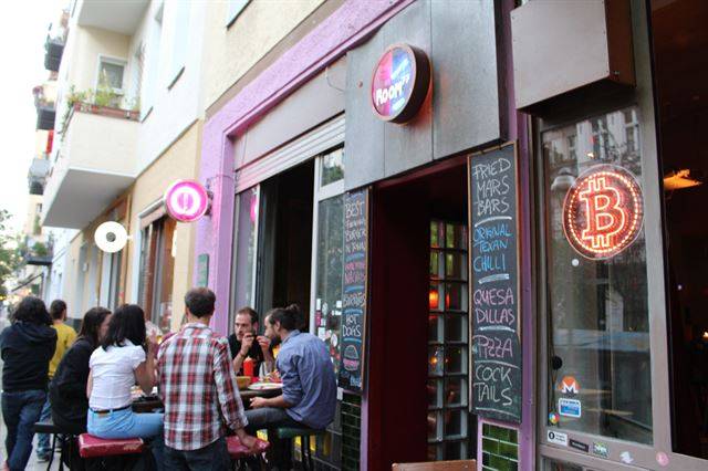 지난달 30일(현지시간) 독일 베를린 크로이츠베르크 지역에 위치한 '룸77'의 모습. 이곳은 세계 최초로 오프라인 매장 중 비트코인 결제를 도입한 곳으로, '비트코인의 성지'로 알려져 있다. 가게 입구 한 켠에 비트코인 로고 조명이 켜져있다. 베를린=허경주 기자