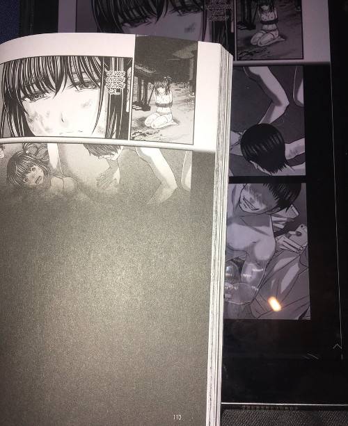 일본 만화 ‘데드 튜브’ 프랑스판 7권의 한 장면. 원래는 노골적인 성폭력 묘사가 담겨 있던 부분을 완전히 검게 칠했다. 트위터 캡처