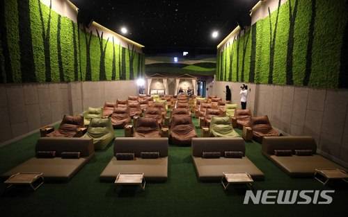 【서울=뉴시스】고범준 기자 = 10일 오전 서울 광진구 CGV강변점에서 'CGV 20주년 영화산업 미디어포럼'이 진행되고 있다. 사진은 지난 6일 개관한 자연 콘셉트의 잔디 슬로프 특별관 씨네&포레 모습.  CJ CGV는 1998년 서울 구의역에 국내 최초의 멀티플렉스인 CGV 강변을 개관, 20년동안 국내 영화시장을 선도해왔다. 프리미엄 상영관 골드클래스, 씨네드쉐프, IMAX, 독립-예술 영화 전용관 CGV아트하우스 등 다양한 콘셉트의 상영관을 도입해 영화관람문화의 변화를 이끌었다. 2018.07.10. bjko@newsis.com