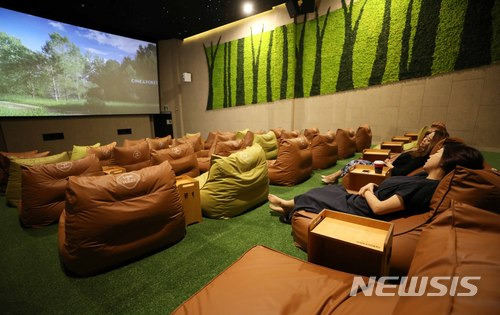 【서울=뉴시스】고범준 기자 = 10일 오전 서울 광진구 CGV강변점에서 'CGV 20주년 영화산업 미디어포럼'이 진행되고 있다. 사진은 지난 6일 개관한 자연 콘셉트의 잔디 슬로프 특별관 씨네&포레 모습.  CJ CGV는 1998년 서울 구의역에 국내 최초의 멀티플렉스인 CGV 강변을 개관, 20년동안 국내 영화시장을 선도해왔다. 프리미엄 상영관 골드클래스, 씨네드쉐프, IMAX, 독립-예술 영화 전용관 CGV아트하우스 등 다양한 콘셉트의 상영관을 도입해 영화관람문화의 변화를 이끌었다. 2018.07.10. bjko@newsis.com