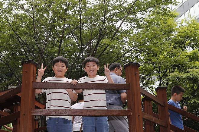 서울 신현초의 학교 놀이터 `시끌벅적'에 설치된 `트리하우스'에서 학생들이 놀고 있다. 이정아 기자 leej@hani.co.kr