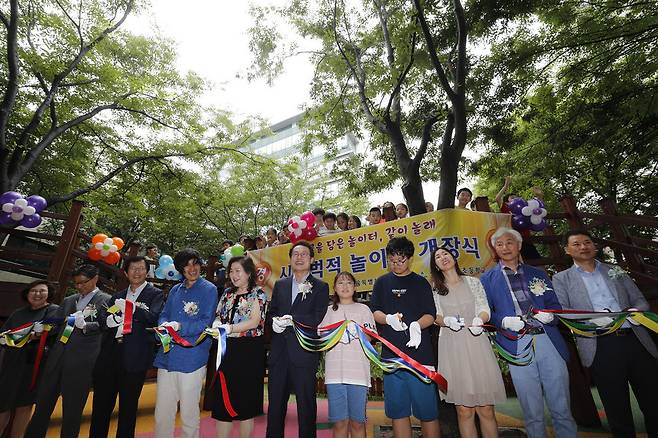 서울시교육청에서 추진한 학교 놀이터 혁신 사업 ‘꿈을 담은 놀이터 같이 놀래’ 1호 개장식에 조희연(왼쪽에서 여섯번째) 서울시교육감이 참석해 테이프커팅을 하고 있다. 이정아 기자 leej@hani.co.kr