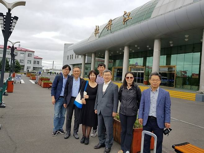중국 무단장 공항 전경. 왼쪽 셋째가 이문영 교수.