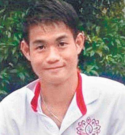 동굴 안에 아이들과 함께 남은 엑까뽄 코치. [사진 태국 해군 페이스북]