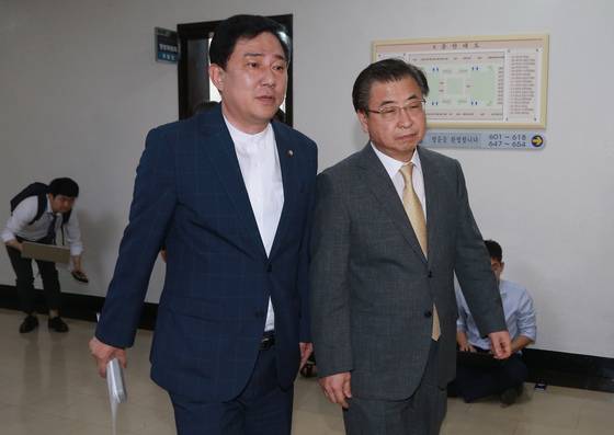 서훈 국가정보원장(왼쪽)이 지난해 8월 서울 여의도 국회에서 열린 정보위원회 전체회의에 출석하기 위해 김병기 더불어민주당 의원과 함께 정보위원장실을 나서고 있다. [국회사진기자단]