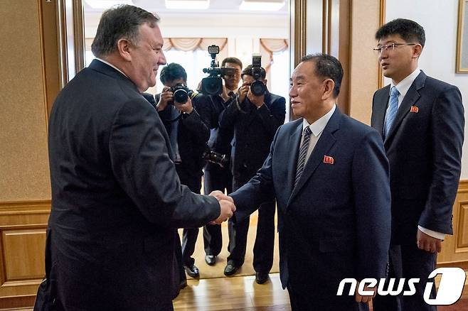 마이크 폼페이오 미국 국무장관(왼쪽)과 김영철 북한 조선노동당 중앙위 부위원장 겸 통일전선부장 <자료사진> © AFP=뉴스1