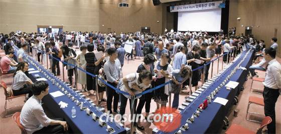 11일 오전 경기도 일산 킨텍스에서 열린 경기도청 압류품 공매 행사에 참가한 시민들이 압류된 명품과 귀금속 등을 둘러보고 있다. 이날 행사에는 3000여 명이 몰렸다. /김지호 기자