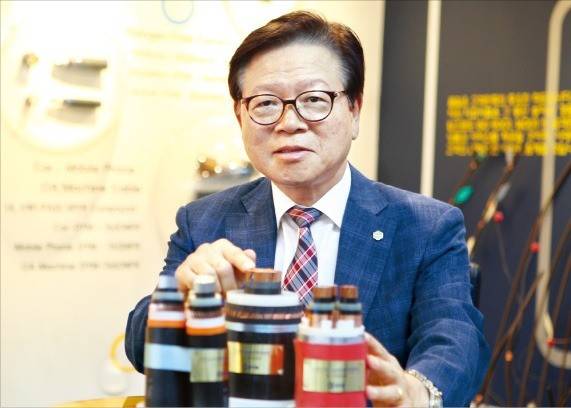 박동하 디와이엠솔루션 대표가 충남 천안 본사 전시장에서 전력케이블에 사용되는 반도전체 기능을 설명하고 있다. /강태우 기자