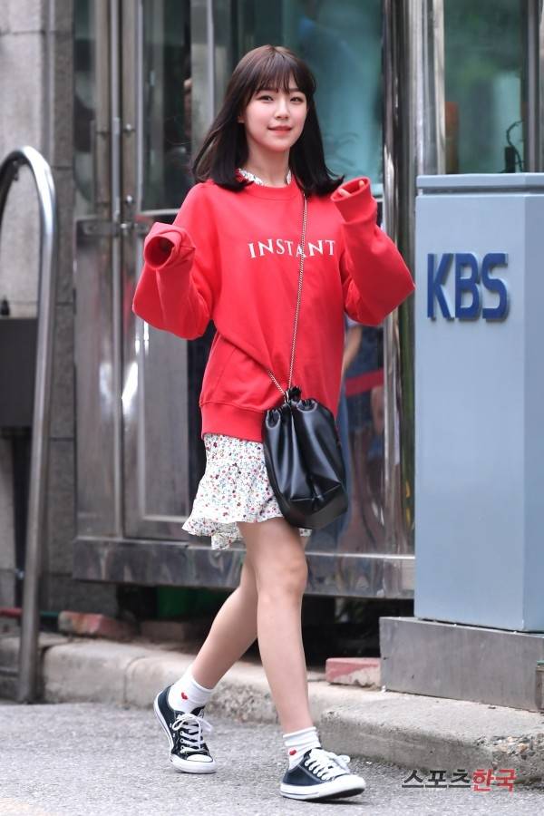 KBS 2TV '뮤직뱅크' 리허설 참석을 위해 출근하고 있는 프로미스나인 백지헌. 사진=장동규 기자 jk31@hankooki.com