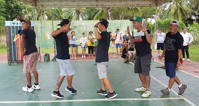 필리핀 팔라완 이와힉 개방 교도소 죄수들이 10일 관광객 앞에서 가수 싸이의 '마더파더 젠틀맨'과 모모랜드의 '뿜뿜'에 맞춰 춤을 추고 있다. 변선구 기자