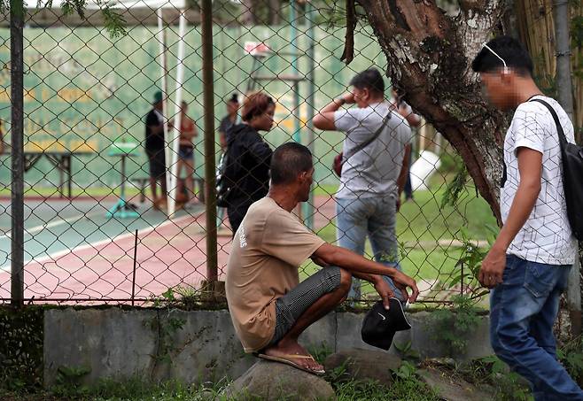 이와힉 개방형 교도소 내 죄수와 관광객. 변선구 기자
