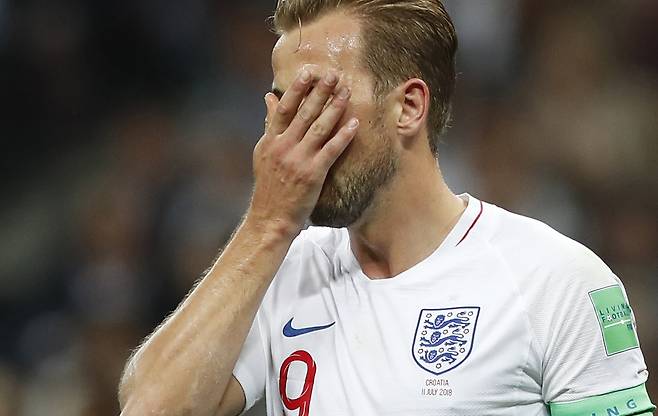 잉글랜드 팀의 해리 캐인이 4강전에서 크로아티아에 패한 뒤 얼굴을 감싸쥐고 있다. 그의 가슴에 사자 세마리 엠블럼이 선명하다. [AP=연합뉴스]