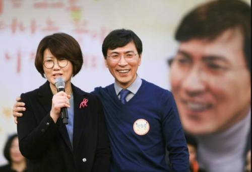 안희정 전 충남지사 부인 민주원(왼쪽)씨는 13일 남편 재판에 증인으로 나와 전 충남도 정무비서 김지은씨와 관련된 여러 이야기를 했다.