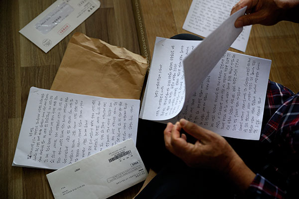 ⓒ시사IN 조남진 박씨와 그의 가족은 안기부에 끌려가던 1981년 3월부터 30여 년간 국가기관을 상대로 탄원서를 써왔다.