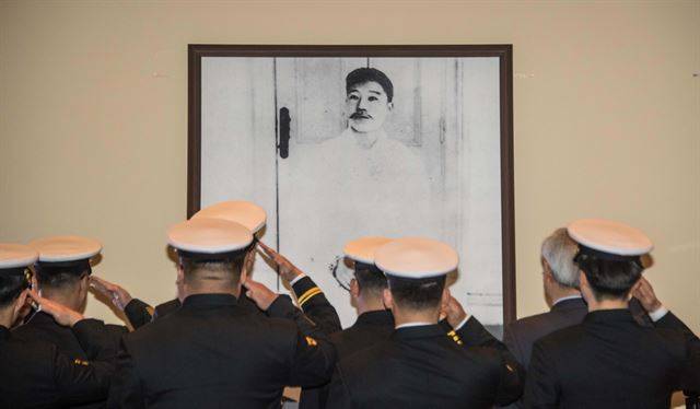 순국하기 5분 전의 안중근 의사 모습. 안 의사 순국 108주기 추모식에서 한국의 안중근함 장병들이 헌화한 뒤 경례하고 있다. 류효진기자