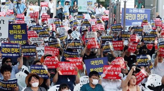 난민대책국민행동 회원들이 14일 오후 서울 광화문 동화면세점 앞에서 열린 '제주 예멘 난민수용 반대 집회'에서 손팻말을 들고 구호를 외치고 있다. [뉴스1]