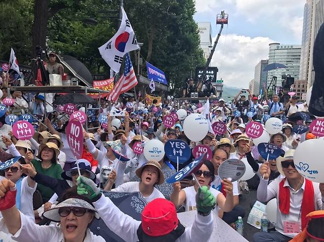 ▲ 동성애퀴어축제반대국민대회가 14일 서울 대한문 일대에서 퀴어축제를 반대하는 집회를 열고 있다. 사진=장슬기 기자