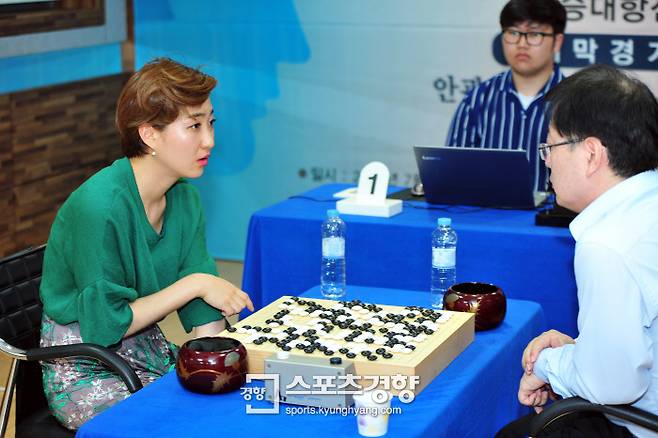 도은교 초단(왼쪽)과 안관욱 9단이 승부를 마친 뒤 그 과정을 되짚어 보고 있다.