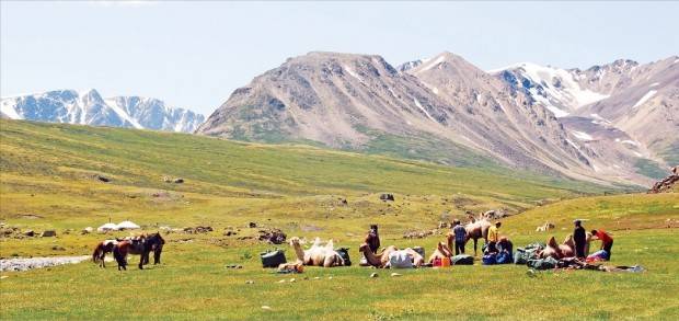 몽골에서 캠핑여행을 하다 보면 만날 수 있는 만년설.