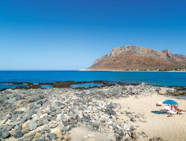 영화 ‘그리스인 조르바’에서 조르바가 춤을 추던 장면이 촬영된 크레타의 스타로브스 해변. 지금은 전 세계인이 찾는 여행 명소가 됐다. 작은 사진은 영화 속 한 장면.