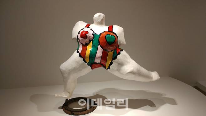 니키 드 생팔의 ‘샘의 나나(백색의 춤추는 나나)’(1971/1992). ‘나나’ 시리즈가 그렇듯 비대칭과 불균형이 특징이다. 1m 남짓한, 얼굴도 없고 팔다리 길이도 다른 이 여인은 되레 홀가분한 듯 마냥 자유로워 보인다(사진=오현주 문화전문기자).